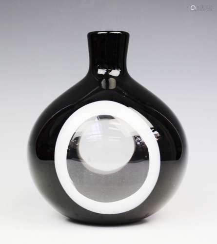 Een Leerdam glazen vaas, ontwerp Floris Meydam