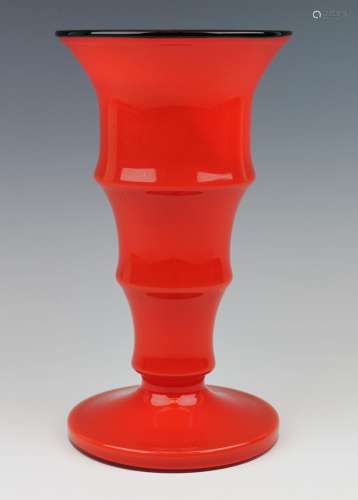 Een art deco Tango glas vaas, rood met zwart, ca. 1920