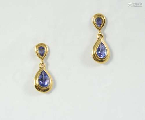 A PAIR OF SAPPHIRE AND GOLD DROP EARRINGS each earring mount...