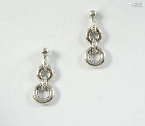 A PAIR OF DIAMOND AND WHITE GOLD DROP EARRINGS each earring ...