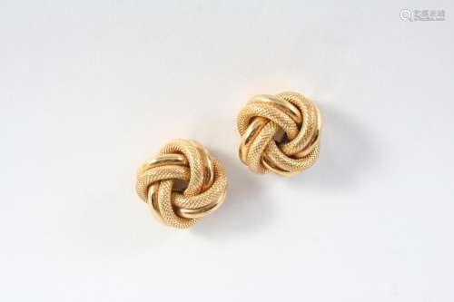A PAIR OF 9CT GOLD KNOT STUD EARRINGS each earring with plai...