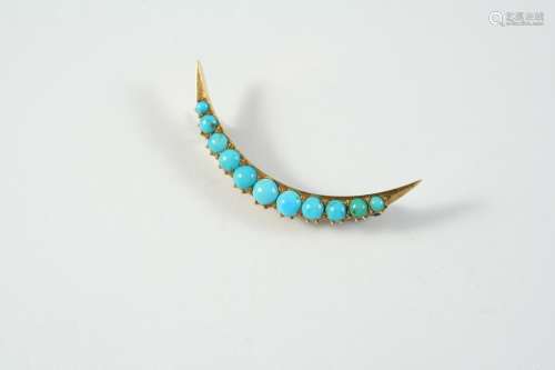 A TURQUOISE AND GOLD CRESCENT BROOCH mounted with graduated ...