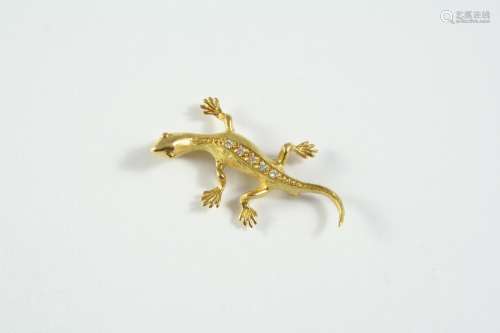 A DIAMOND AND GOLD LIZARD BROOCH mounted with circular-cut d...