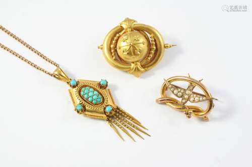 A VICTORIAN GOLD AND PEARL SET SWALLOW BROOCH 2.8cm wide, to...