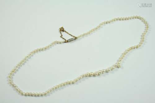 A SINGLE ROW GRADUATED NATURAL PEARL NECKLACE the pearls gra...