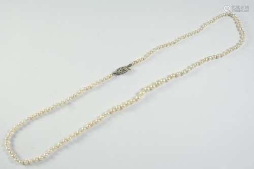 A SINGLE ROW GRADUATED NATURAL PEARL NECKLACE the pearls gra...