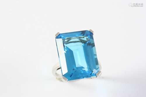 A BLUE TOPAZ SINGLE STONE RING the step-cut blue topaz weigh...