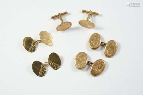 A PAIR OF 9CT GOLD CUFFLINKS the oval links with plain and e...
