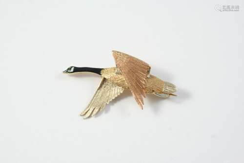 A 9CT THREE COLOUR GOLD CANADIAN GOOSE BROOCH the head and n...