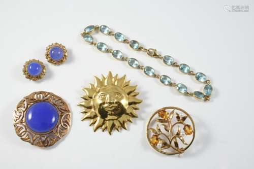 A QUANTITY OF JEWELLERY including a blue topaz and 9ct gold ...