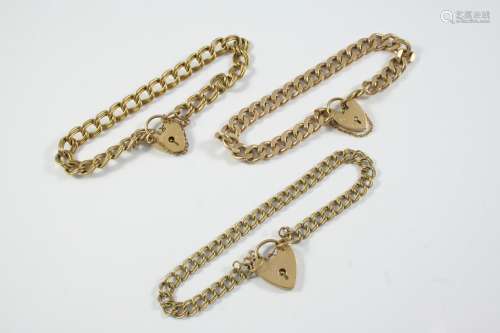 A 9CT GOLD FLAT CURB LINK BRACELET with padlock clasp, 17.5c...