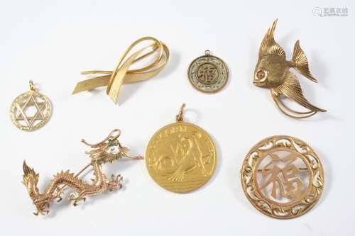 A QUANTITY OF GOLD JEWELLERY including a 9ct gold Capricorn ...