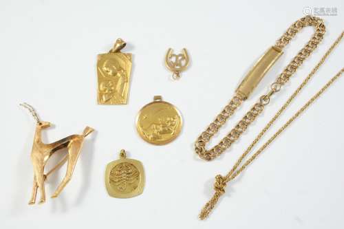 A QUANTITY OF JEWELLERY including an 18ct gold stag brooch, ...