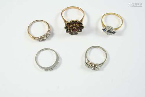 FIVE ASSORTED GOLD AND GEM SET RINGS including a diamond thr...