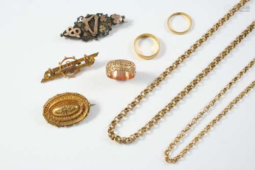 A QUANTITY OF JEWELLERY including a 9ct gold circular link c...