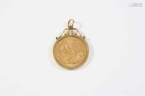 A GOLD SOVEREIGN 1959, in a 9ct gold pendant mount, total we...