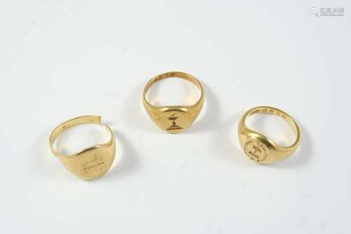 AN 18CT GOLD SIGNET RING engraved with a crest, 5.7 grams, s...