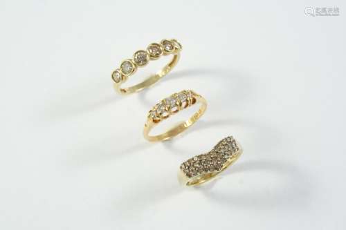A DIAMOND FIVE STONE RING set with five graduated circular-c...