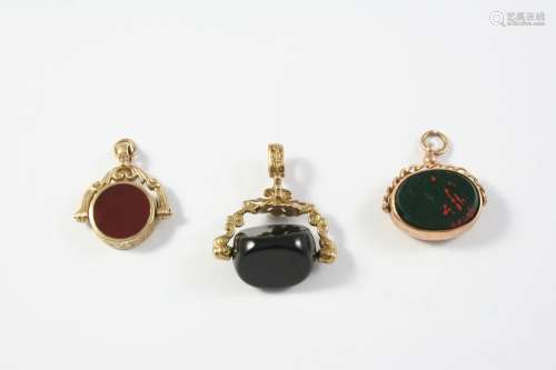 A 9CT GOLD SPINNING FOB mounted with a bloodstone and carnel...