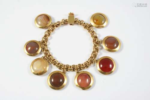 AN AGATE AND GOLD BRACELET the double circular link bracelet...
