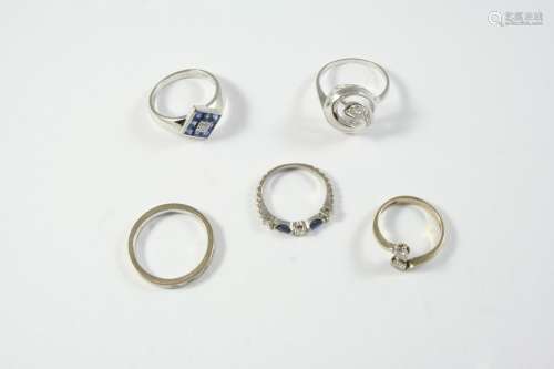 FIVE ASSORTED GOLD AND GEM SET RINGS including a diamond cro...