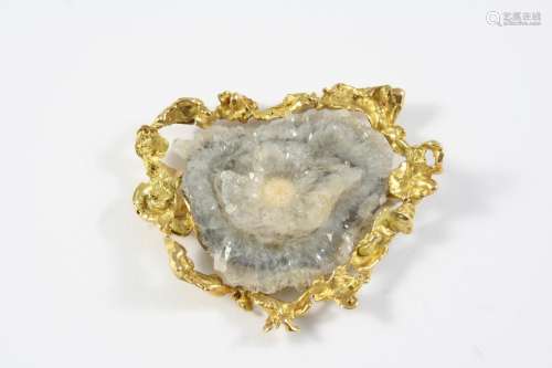 A GOLD AND QUARTZ CRYSTAL BROOCH the irregular section of qu...