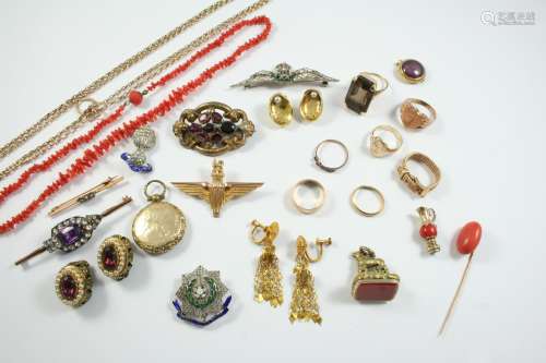 A QUANTITY OF JEWELLERY including a gold watch chain, 13.5 g...