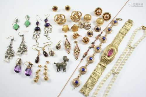 A QUANTITY OF JEWELLERY including a two row cultured pearl n...