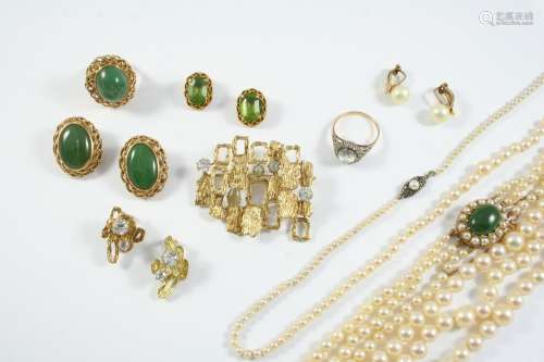 A QUANTITY OF JEWELLERY including a three row graduated cult...