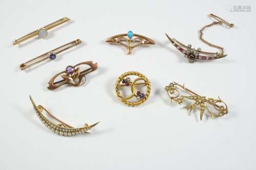 A QUANTITY OF ASSORTED BROOCHES including a ruby and diamond...