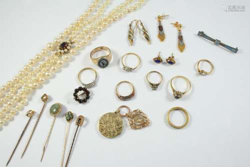 A QUANTITY OF JEWELLERY including a sapphire and diamond rin...
