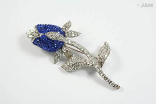 A BLUE AND WHITE PASTE SET FOLIATE SPRAY BROOCH 9cm long