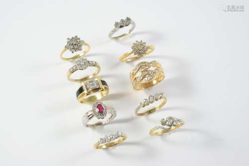 TEN ASSORTED GOLD AND GEM SET RINGS including a diamond clus...