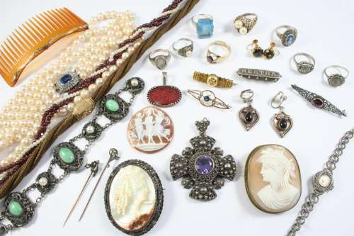 A QUANTITY OF JEWELLERY IN A JEWELLERY BOX including a carve...