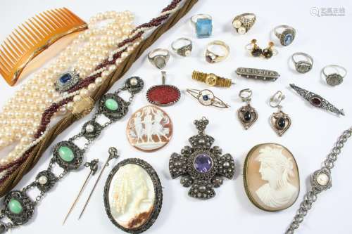 A QUANTITY OF JEWELLERY IN A JEWELLERY BOX including a carve...