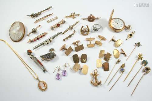 A QUANTITY OF JEWELLERY including a sapphire and diamond clu...