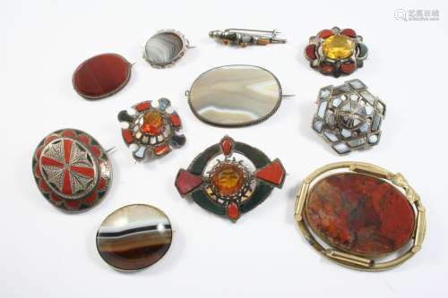 A QUANTITY OF ASSORTED SCOTTISH AGATE AND SILVER BROOCHES