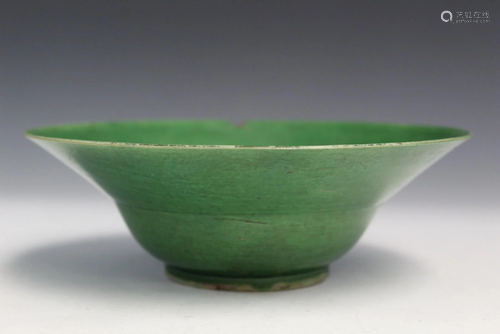 Chinese green glaze porcelain bowl. Kangxi period.