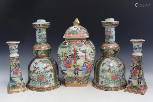 Five Pieces of Chinese Porcelain Items