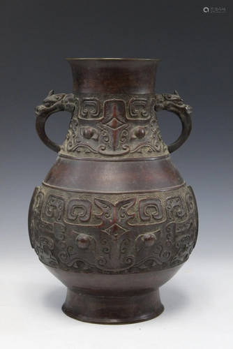 Chinese bronze vase.