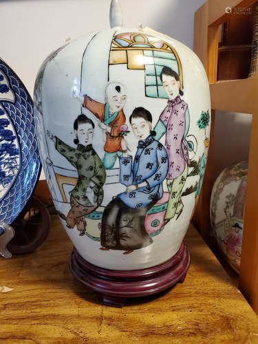 Chinese famille rose porcelain vase.