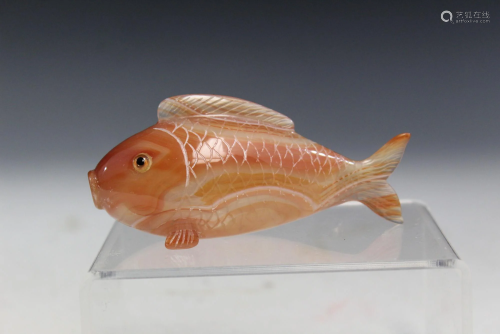 Chinese Agate Fish Snuff Bottle