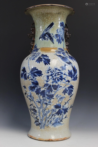 Chinese Crackle Glaze Blue and White Porcelain Vase