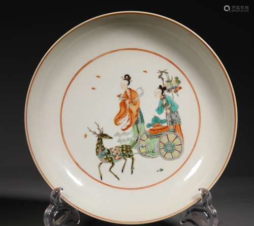 A QING DYNASTY FAMILLE ROSE FIGURE PLATE