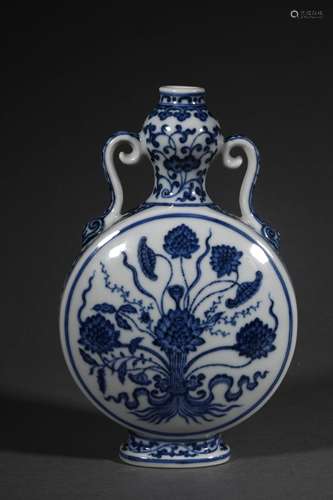 A QING DYNASTY BLUE AND WHITE ONE BUNCH OF LOTUS FLAT BOTTLE