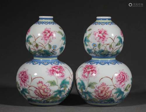 A PAIR OF QING DYNASTY FAMILLE ROSE GOURD BOTTLES