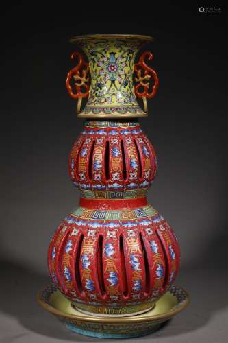 A QING DYNASTY CARMINE RED REVOLVING BOTTLE