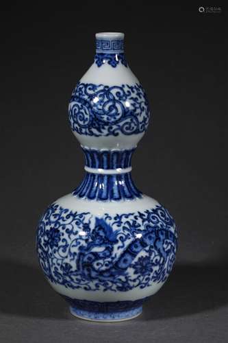 A QING DYNASTY BLUE AND WHITE GOURD BOTTLE