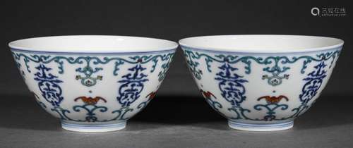 A PAIR OF CLASHING COLOR FOTUNE AND LONGEVITY BOWLS