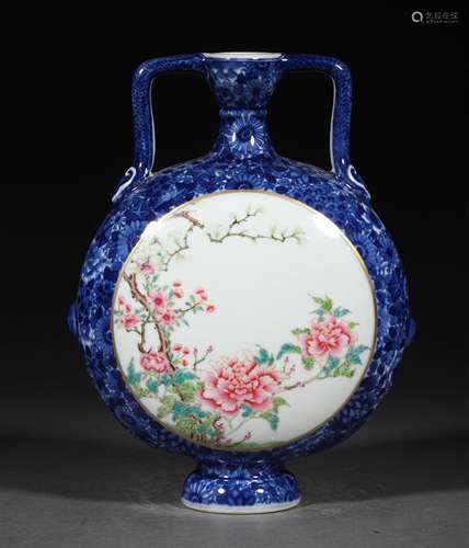 A QING DYNASTY BLUE AND WHITE FAMILLE ROSE FLOWER FLAT BOTTL...